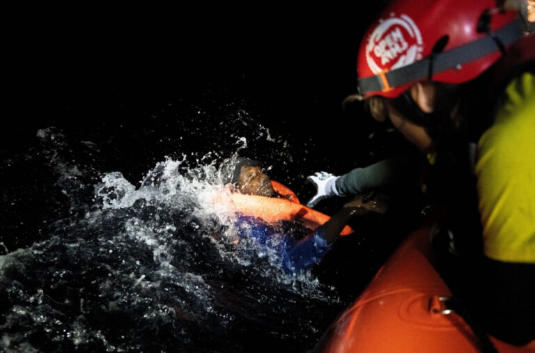 Na obali pronađeno najmanje 61 tijelo