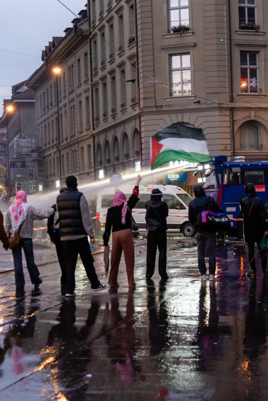 Vodeni topovi, suzavac i gumeni meci na protestu u Švajcarskoj; Veliki broj povređenih, 500 privedenih