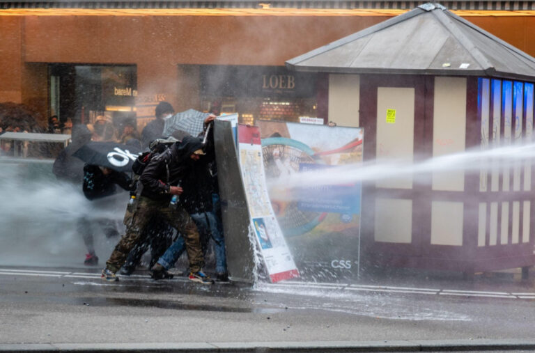 Vodeni topovi, suzavac i gumeni meci na protestu u Švajcarskoj; Veliki broj povrijeđenih, 500 privedenih