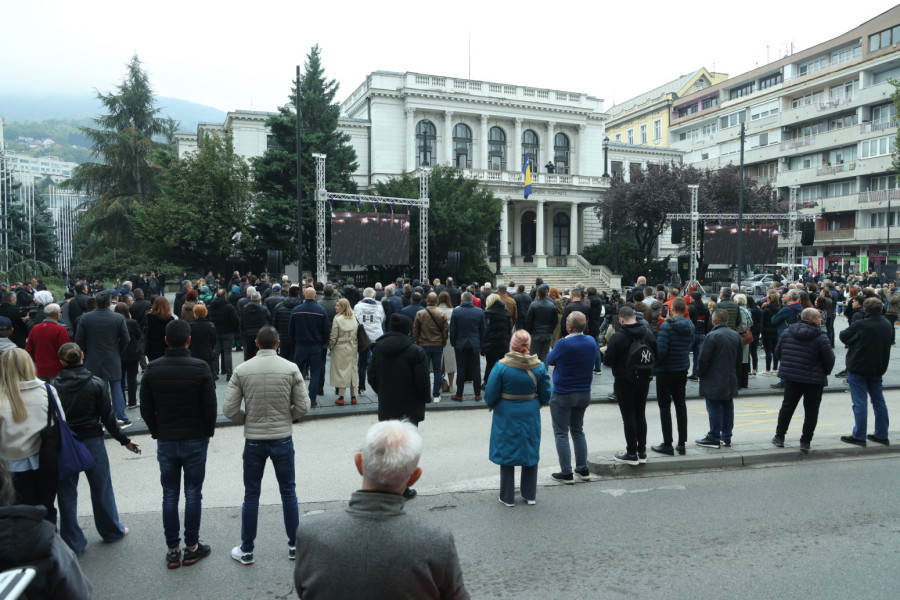 Ispraćaj Halida Bešlića na večni počinak: Jecaji u tužnoj povorci; Slike iz Sarajeva obilaze region FOTO