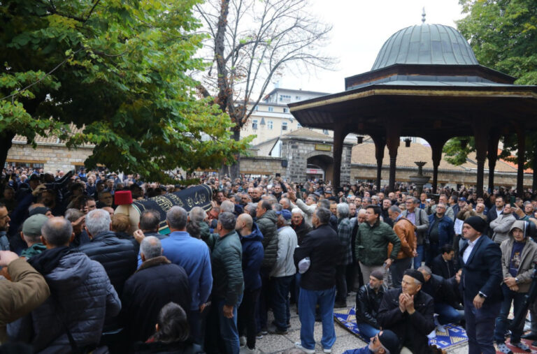 Halid Bešlić sahranjen uz „Romaniju“: Slike iz Sarajeva obilaze region FOTO