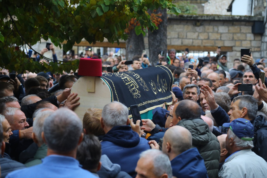 Ispraćaj Halida Bešlića na večni počinak: Jecaji u tužnoj povorci; Slike iz Sarajeva obilaze region FOTO