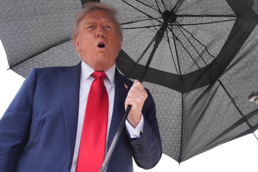 Rešio rat, al ne može kišobran: I nije mu prvi put; Trampa ismejali na mrežama FOTO/VIDEO