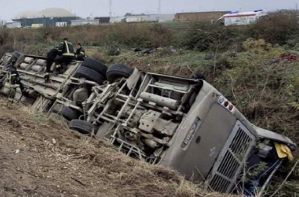 Ovo je autobus koji je sletio sa puta kod Sremske Mitrovice: Prevozio radnike FOTO