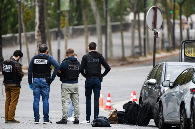 Objavljen snimak pljačkaša iz Luvra: Prerušen izveo nezapamćenu krađu VIDEO