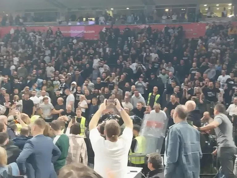 Sudije jedva napustile Arenu: Grobari OGORČENI posle trijumfa nad Olimpijom