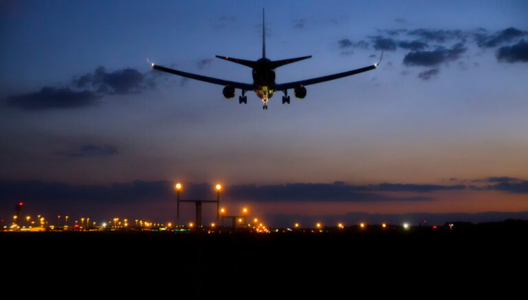 Požar u kabini aviona: Panika na letu; Putnici vrište „brže, brže“, posada gasi vatru VIDEO