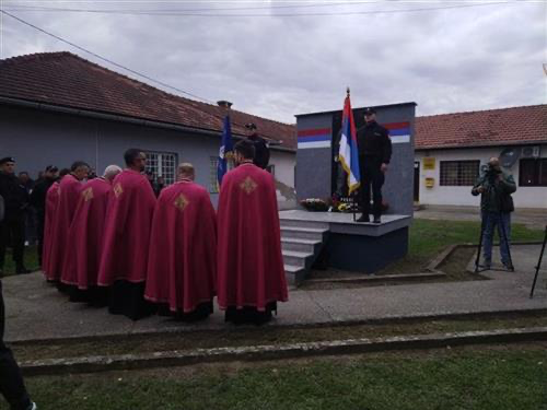 Brodac: Osveštan spomenik heroju Miodragu Vikiću Ribinom