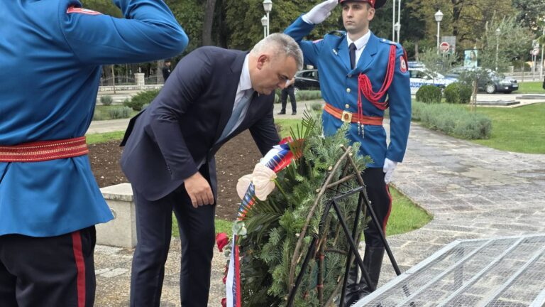 Minić položio vijenac na spomen obilježje poginulim borcima u Banjaluci