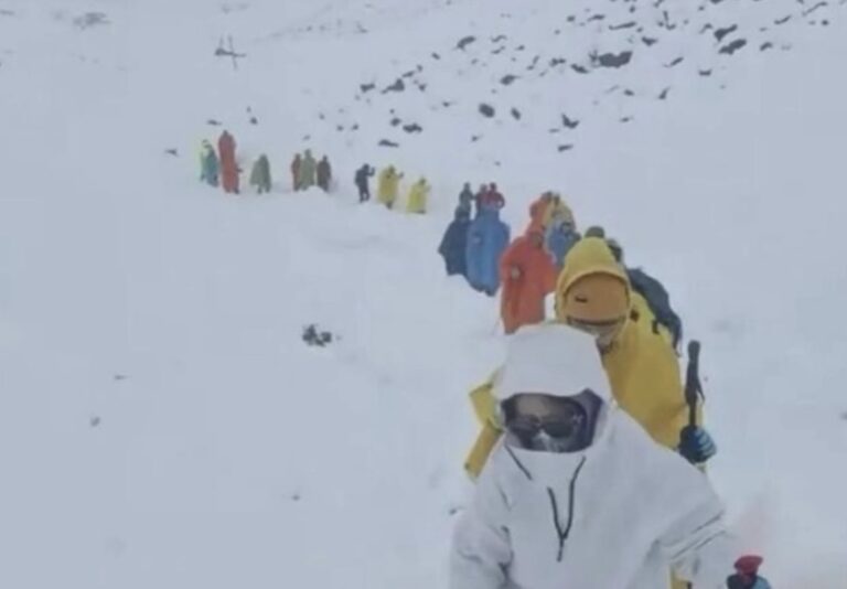 Haos na Mont Everestu: Zarobljeno skoro hiljadu ljudi FOTO