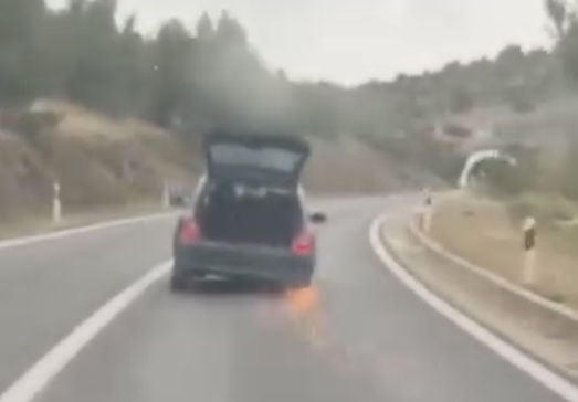 Hit kod Šibenika: Vozila bez guma sa otvorenim gepekom