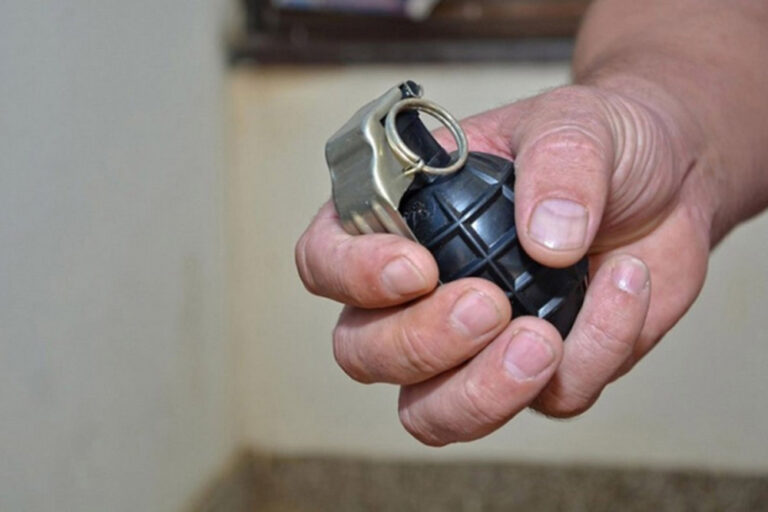 Prijetio ukućanima da će aktivirati ručnu bombu; Policija hitno stigla na lice mesta