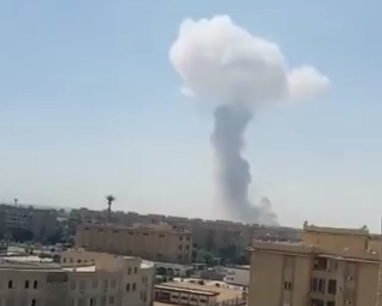 Eksplozija u vojnoj bazi u Egiptu: Drama uoči samita na koji stiže Tramp; Oblak gustog dima nad gradom VIDEO