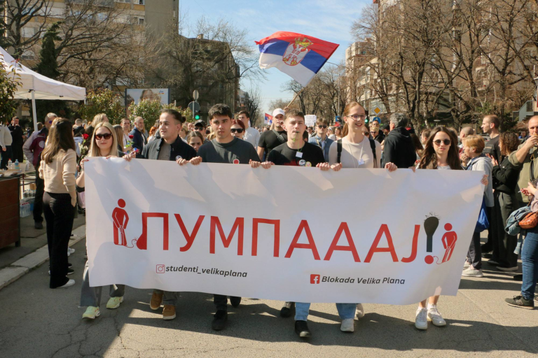 Studenti iz Novog Pazara krenuli pješke do Novog Sada: Ispratio ih veliki broj građana