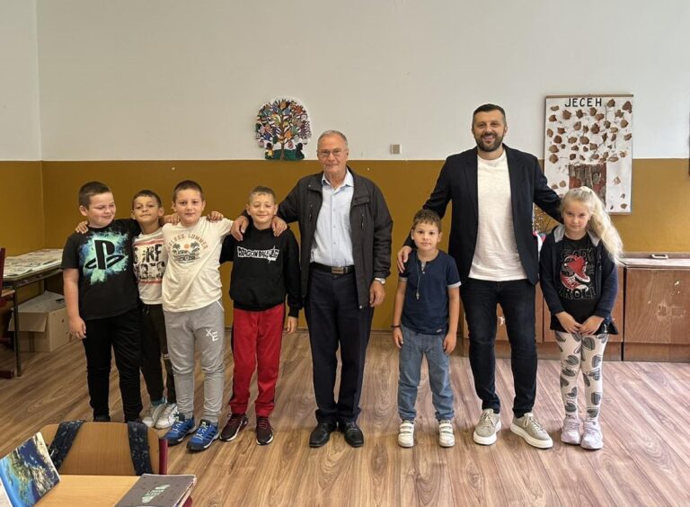 Bratunac: Odbornici RSS posjetili četiri škole i donirali pribor i lopte đacima