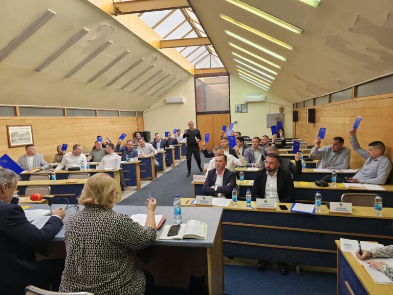 Ugljevik nagrađuje najbolje: Povelja Crkvenoj opštini, medalje učenicima generacija