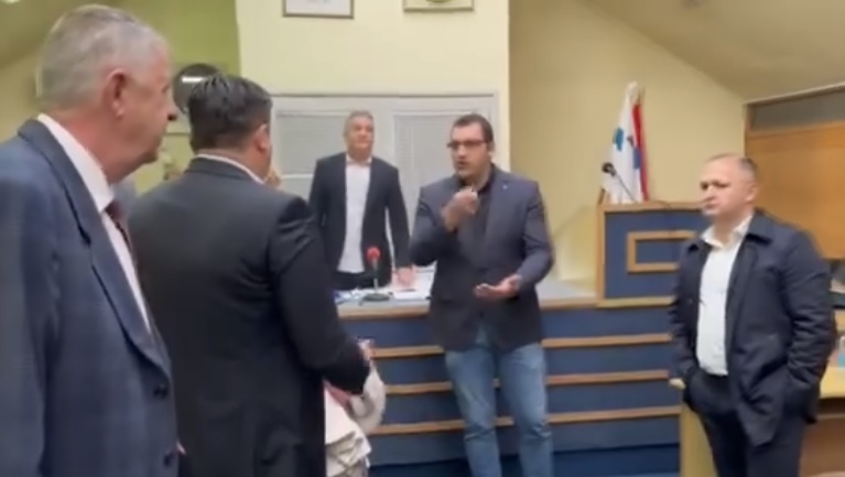 Narodnim poslanicima i mještanima nije dozvoljeno da učestvuju na sjednici SO Ugljevik zbog stanja u RITE Ugljevik