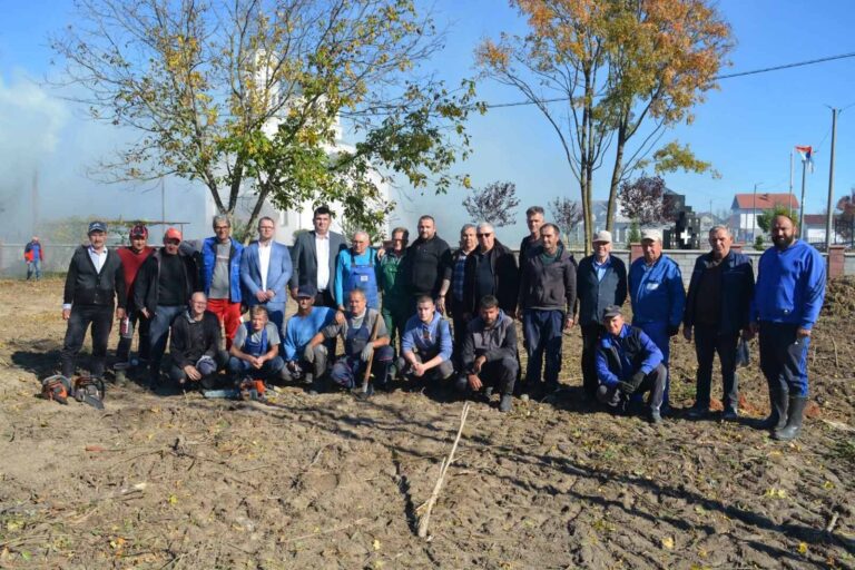 Mještani Mrtvice uređuju zemljište pored crkvene porte