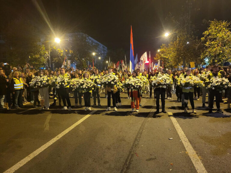 Vjenci za nastradale u padu nadstrešnice: Studenti u tišini šetaju Novim Sadom
