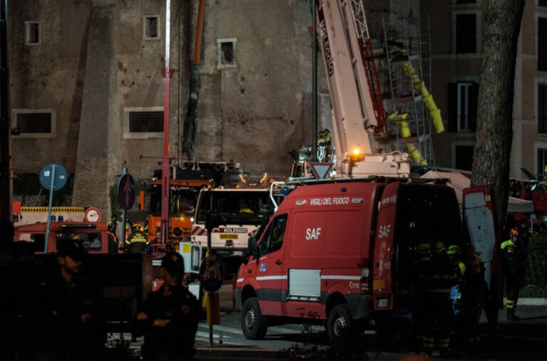 Preminuo radnik zarobljen ispod ruševina srednjovekovne kule u Rimu; Bio zatrpan 11 sati FOTO/VIDEO