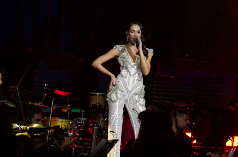 Emina Jahović emotivna: Održala koncert u punom Sava centru, zaplakala tokom obraćanja FOTO