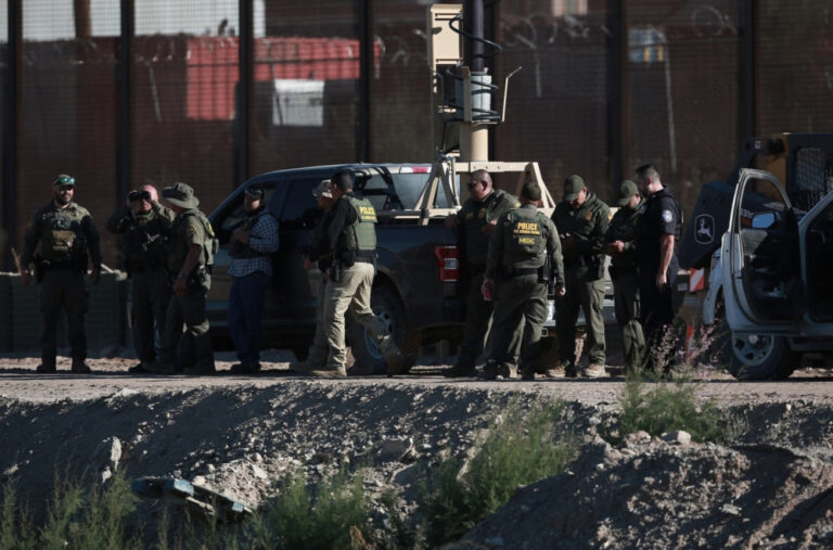 Alarmantno u SAD: Pucano na federalne agente; Hici ispaljeni iz crnog džipa; Upotrebljena šok-bomba