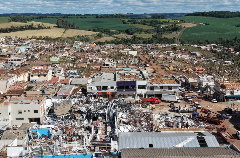 Džinovski tornado tutnjao brzinom od 250 km/h; Ubio šestoro ljudi, ima i nestalih VIDEO