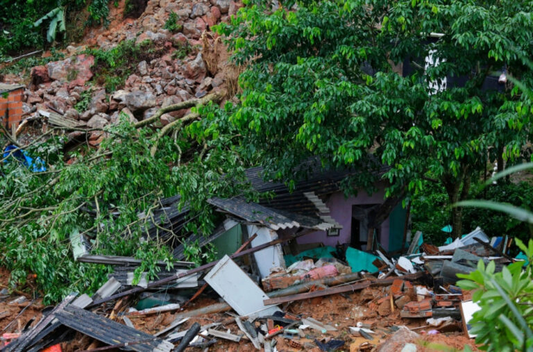 Katastrofa na Tahitiju: Klizište zatrpalo kuće – ima poginulih; Oglasio se Makron FOTO/VIDEO