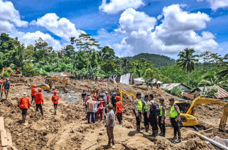 Apokaliptične scene; Klizište „odnijelo“ selo – najmanje 49 mrtvih VIDEO