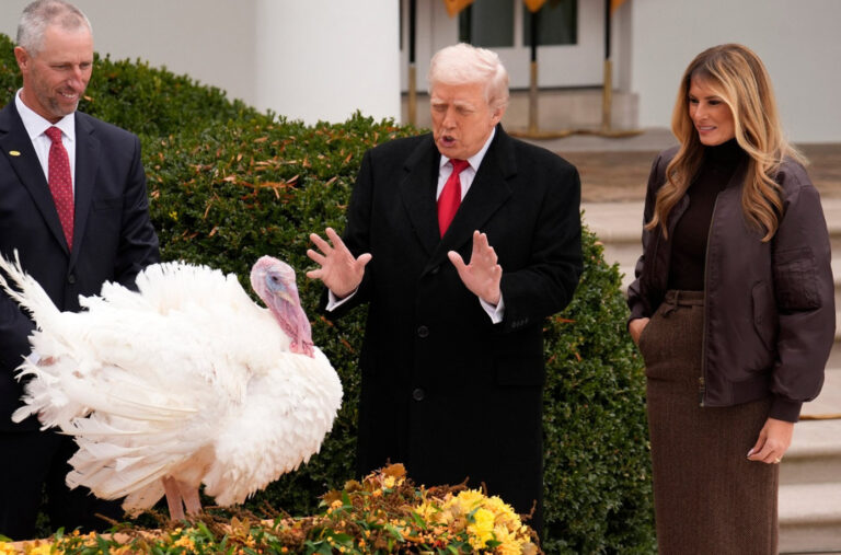 Tramp ćurke za Dan zahvalnosti nazvao „Nensi Pelosi“ i „Čak Šumer“: „Niko ih ne bi pomilovao“ VIDEO