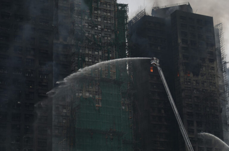 Još uvijek gore neboderi u Hong Kongu; Najmanje 55 mrtvih, 279 nestalih FOTO/VIDEO