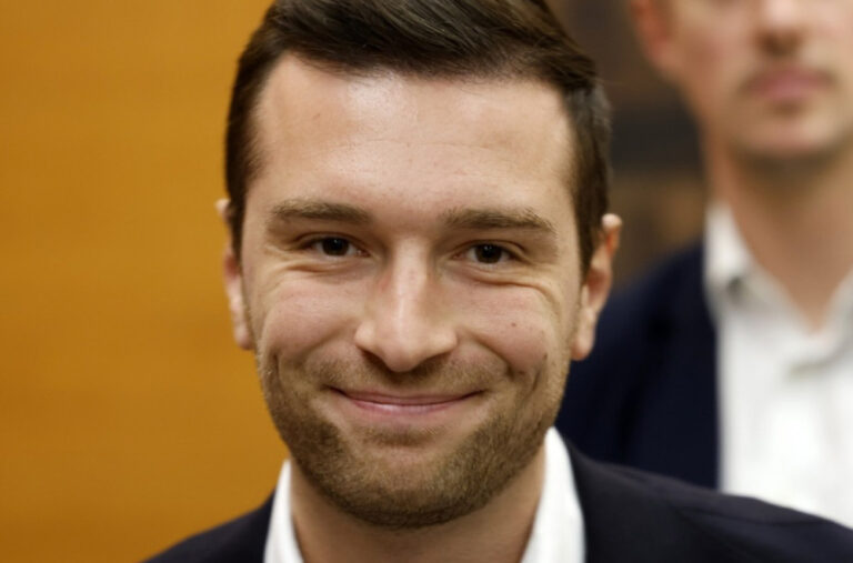 Bez diplome, ali sa milionima pratilaca: Mladi desničar prijeti da postane lider Francuske