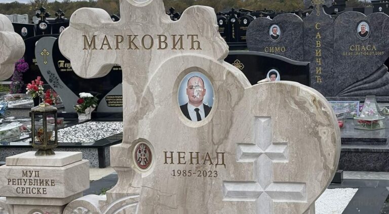 Vandalski čin na groblju u Bijeljini: Oskrnavljen spomenik pokojnom inspektoru Nenadu Markoviću