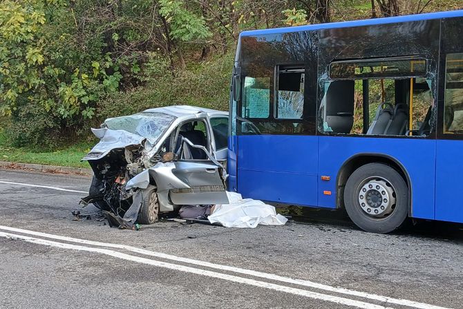 Sudarili se autobus i automobil na Obrenovačkom putu: Jedna osoba poginula, više povrijeđenih