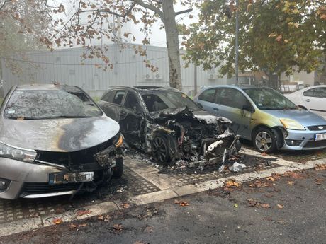Piroman snimljen kako poliva i pali mercedes: Vatra progutala pet automobila