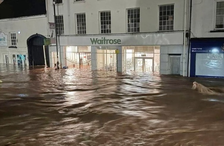 Klaudija stigla do Evrope: U Britaniji na snazi alarmi; Zabilježen rijedak fenomen FOTO/VIDEO