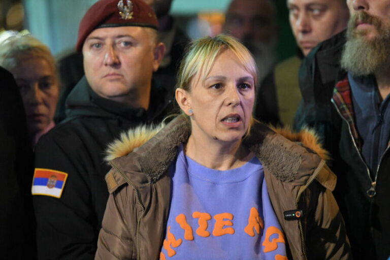 Dijana Hrka prekinula štrajk glađu: „Nisam ni za vlast ni za opoziciju, ostajem ispred Skupštine“