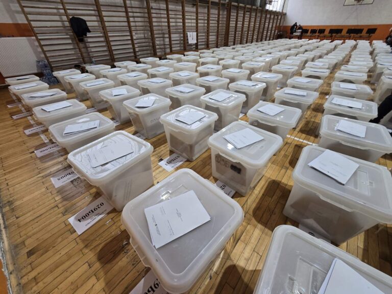 Bijeljina: U toku podjela biračkog materijala za prijevremene izbore (FOTO)