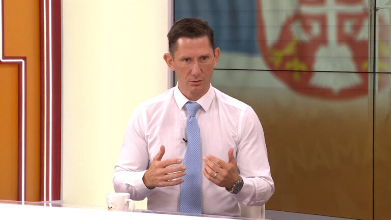 Uhapšen novinar KTV Aleksandar Dikić, policija ga sprovodi u Beograd