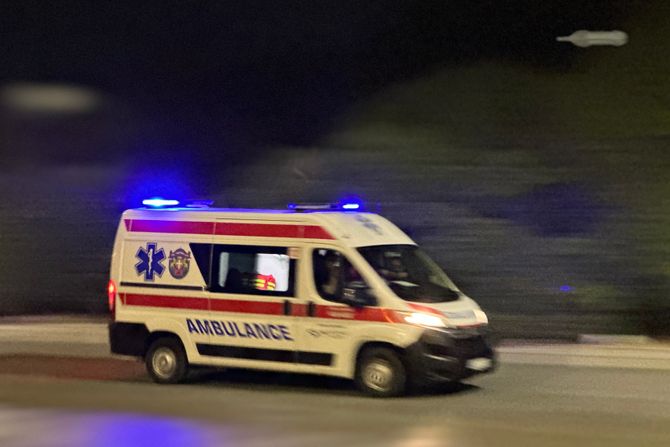 Teška saobraćajna nesreća kod Mionice: Muškarac, žena i dijete sletjeli provaliju