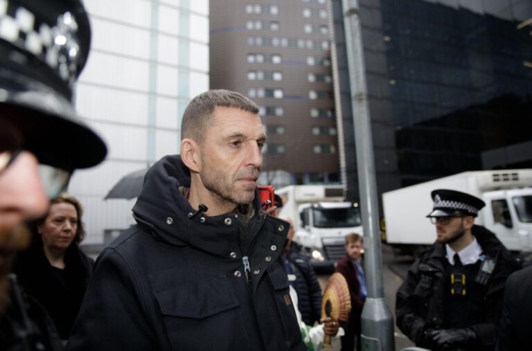 Poznati di-džej na sudu zbog optužbi za silovanje sedam žena