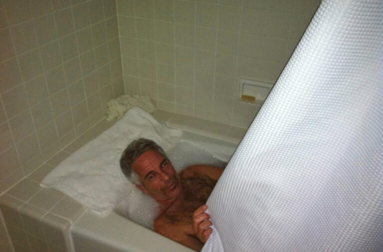 „Kakav bolesnik“: Fotografija u Epstajnovoj kancelariji koja je najviše uznemirila javnost FOTO