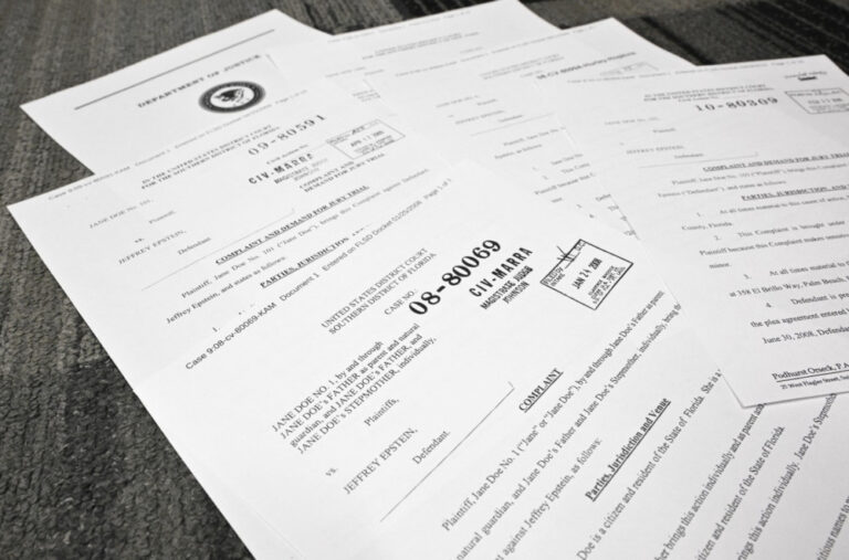 Objavljeni novi Epstajnovi dokumenti: Na slikama mnoge poznate ličnosti FOTO