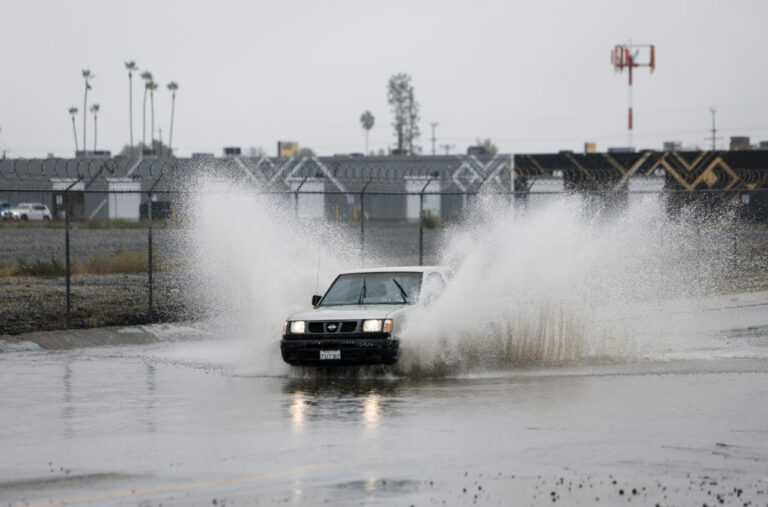 Neobičan fenomen pravi problem u Kaliforniji: Rijeke se izlile iz korita; Jedna osoba stradala FOTO/MAPA