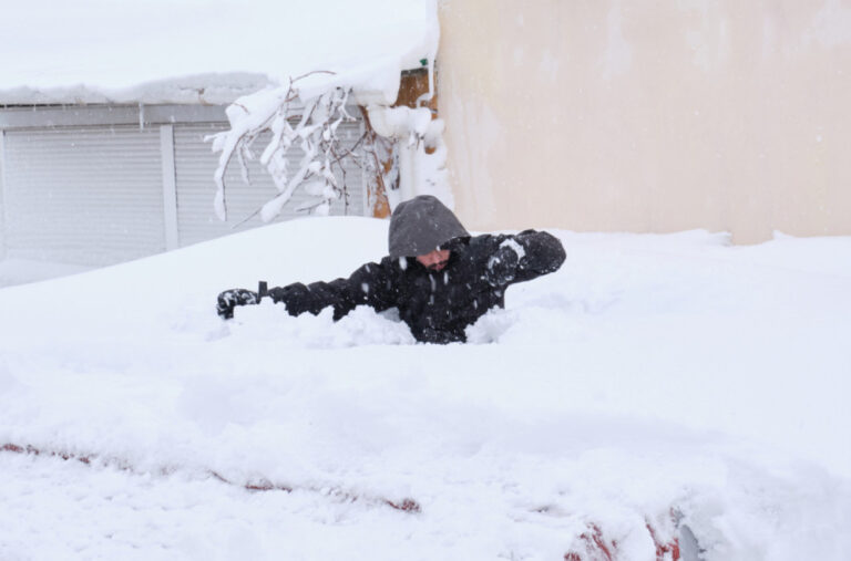 Sjever Italije zatrpan snijegom: Ljudi kopaju tunele kroz sneg da bi izašli iz kuća FOTO/VIDEO