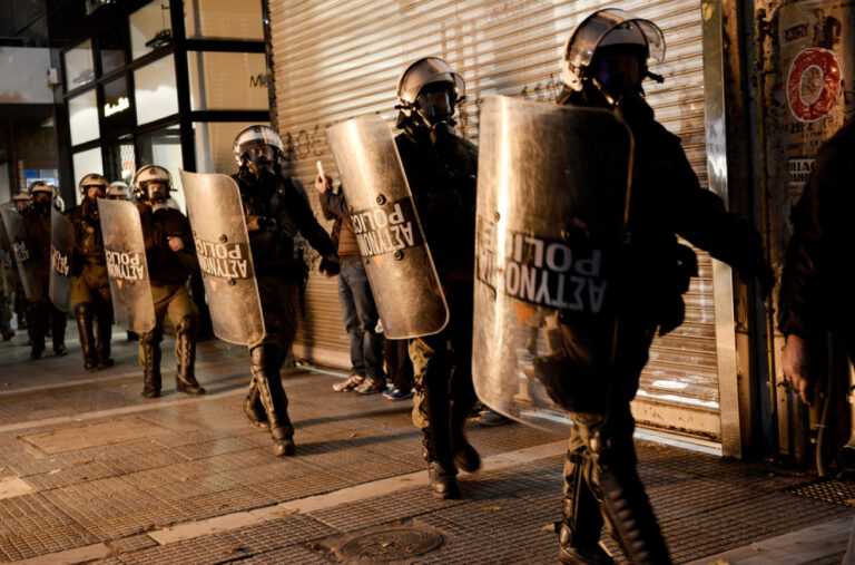 Eksplozija nasilja u Atini; Molotovljevi kokteli bačeni na policijsku stanicu