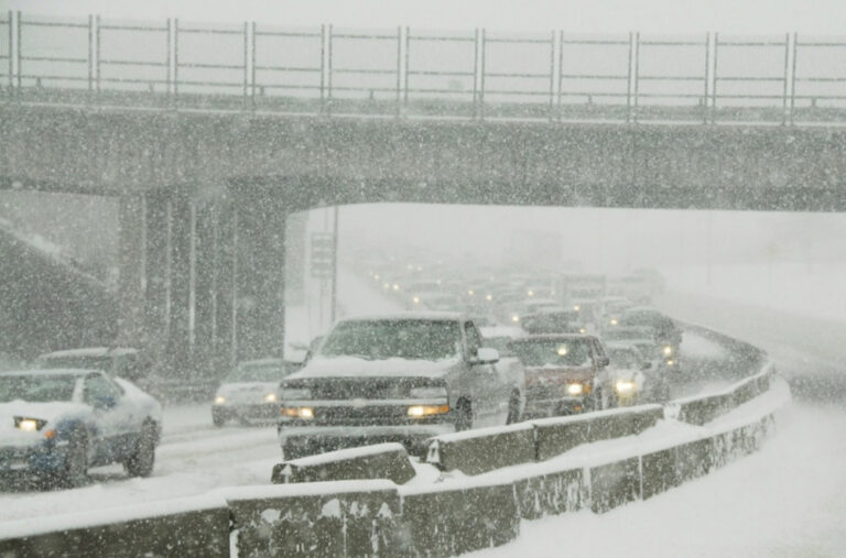 Snježna oluja paralisala Rusiju: Desetine hiljada ljudi bez struje; Evakuacija u toku FOTO/VIDEO