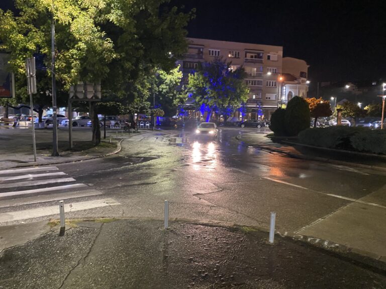 Noćni haos u Bijeljini: Tinejdžer ukrao luksuzni BMW, pa pobjegao nakon nezgode