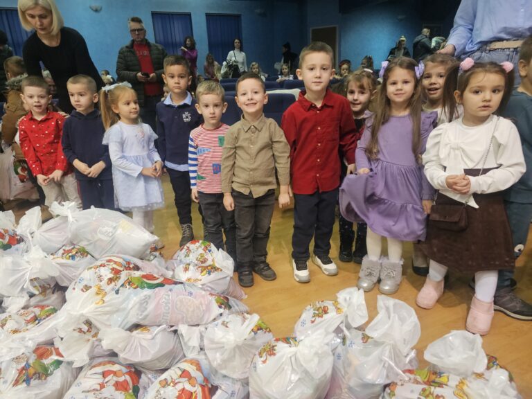 U susret Novoj godini: Ugljevički vrtić „Duško Radović“ obradovao mališane