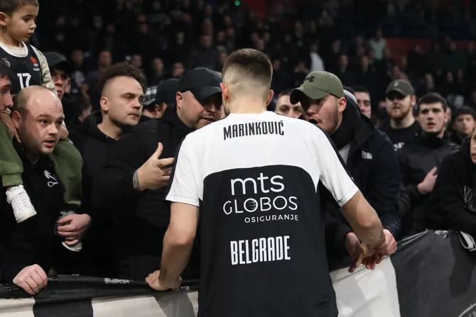 Grobari gađali košarkaše upaljačima i flašama, Vanja Marinković „okupan“: Haos u Areni posle meča!